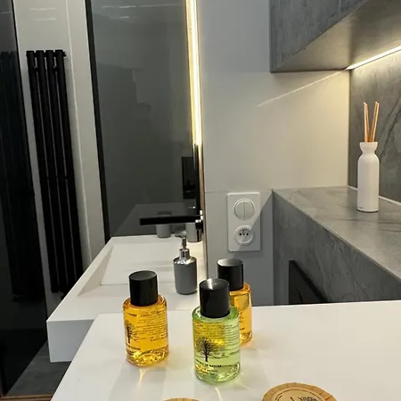 Central Park Apartment - Luxury, Cozy, Garage